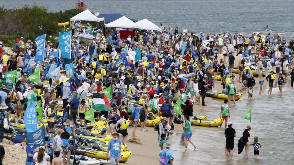 epaselect epa12556234 People attend the Rising Tide People's Blockade in Newcastle, Australia, 29 November 2025. Demonstrators called to stop coal shipments and what they describe as weapons and supplies destined for Israel from the world's largest coal port.  EPA/DARREN PATEMAN  AUSTRALIA AND NEW ZEALAND OUT