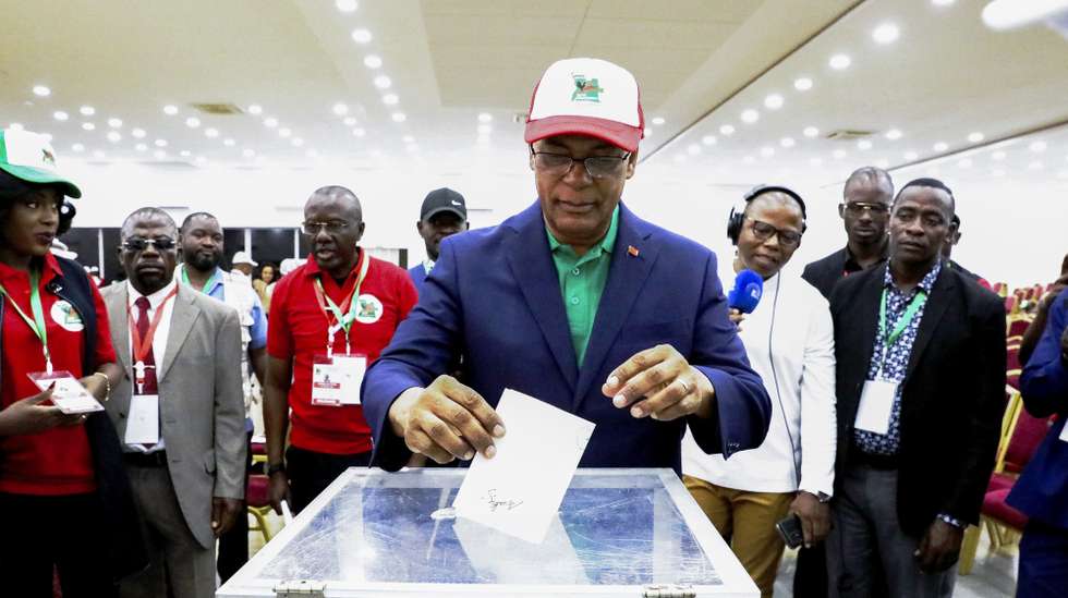 O re-candidato à presidência da União Nacional para a Independência Total de Angola (UNITA), Adalberto Costa Júnior, exerce o seu direito de voto no XIV Congresso Ordinário da UNITA, sob o lema “Unidos pela alternância, estabilidade e desenvolvimento", em Luanda, Angola, 30 de novembro de 2025. A UNITA no último dia do XIV Congresso Ordinário, elegerá o novo presidente do partido, numa disputa entre a via da continuidade, representada por Adalberto Júnior, recandidato ao cargo, e a mudança, proposta por Rafael Massanga Savimbi (ausente na fotografia). AMPE ROGÉRIO/LUSA