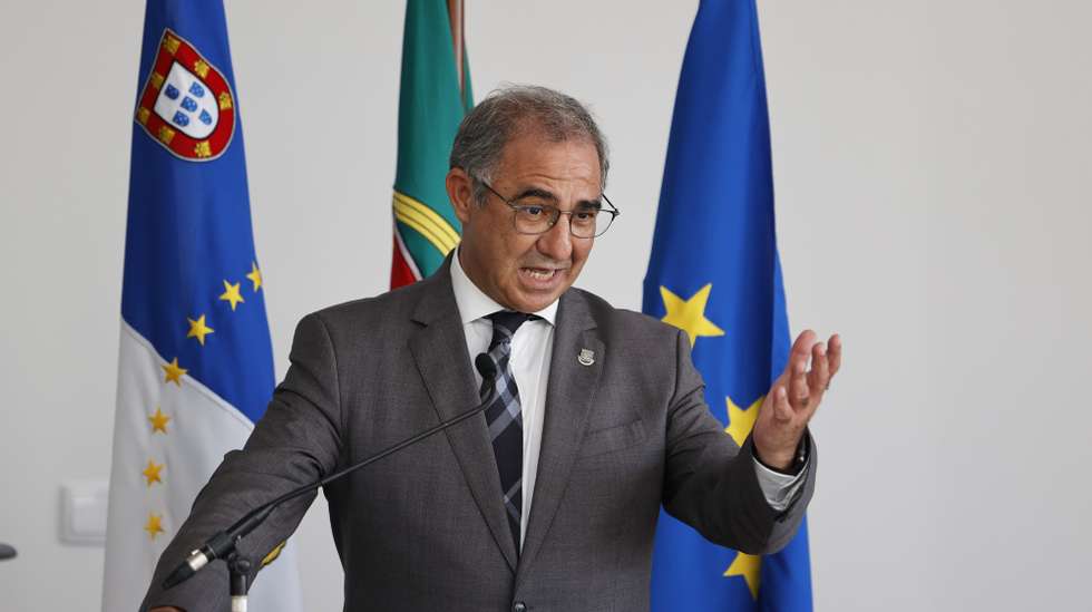 O presidente do Governo Regional dos Açores, José Manuel Bolieiro, discursa durante uma sessão na Escola do Mar dos Açores, durante uma visita do presidente da República, Marcelo Rebelo de Sousa à região autónoma dos Açores, Horta, 01 de agosto de 2025. NUNO VEIGA/LUSA