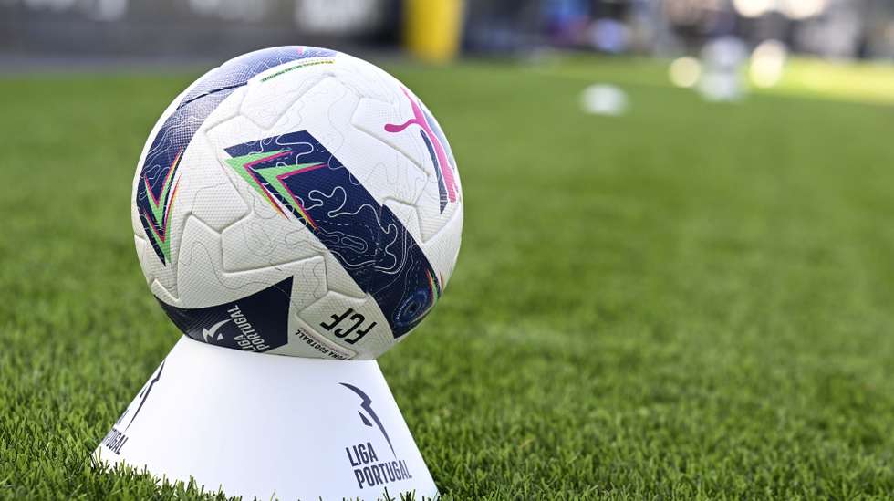 Novo nsistema de bolas suplentes durante o jogo da 1.ª jornada da Primeira Liga de futebol entre o Famalicão e o Santa Clara realizado no Estádio Municipal de Famalicão, 10 de agosto de 2025. FERNANDO VELUDO/LUSA