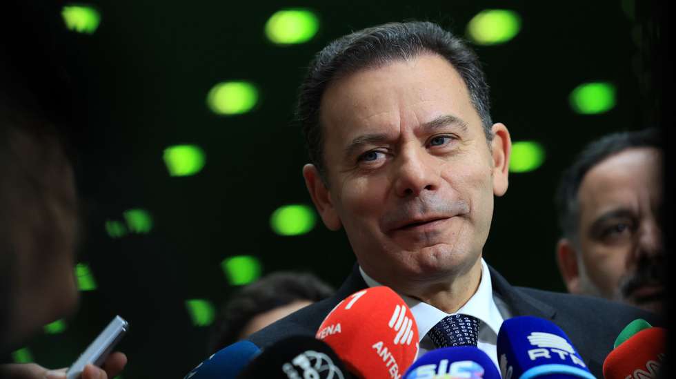 O primeiro-ministro, Luís Montenegro, fala à comunicação social durante o evento Millennium Portugal Exportador no Europarque, em Santa Maria da Feira, 02 de Dezembro de 2025. ESTELA SILVA/LUSA