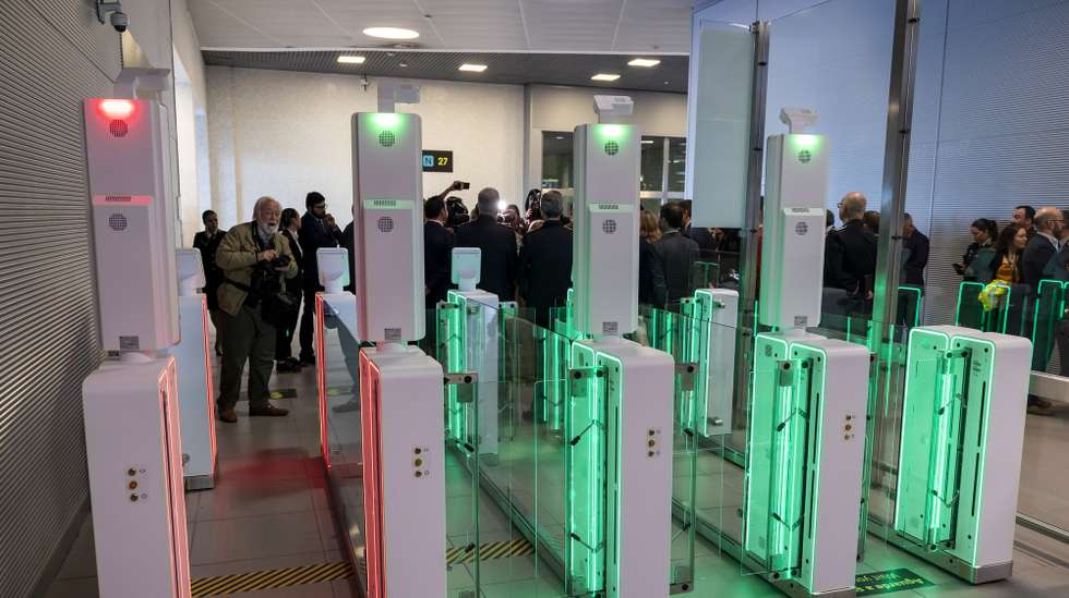 Novo sistema de controlo (de cidadãos fora do Espaço Schengen) das fronteiras externas, instalado no Aeroporto Humberto Delgado, em Lisboa, 15 de abril de 2025.  JOSÉ SENA GOULÃO/LUSA