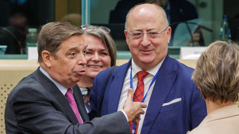 epa12530901 Spanish Minister for Food, Agriculture, and Fisheries Luis Planas (L) speaks with Portugal's Minister for Agriculture and Fisheries Jose Manuel Fernandes during the EU Agriculture and Fisheries Council meeting in Brussels, Belgium, 17 November 2025.  EPA/OLIVIER MATTHYS