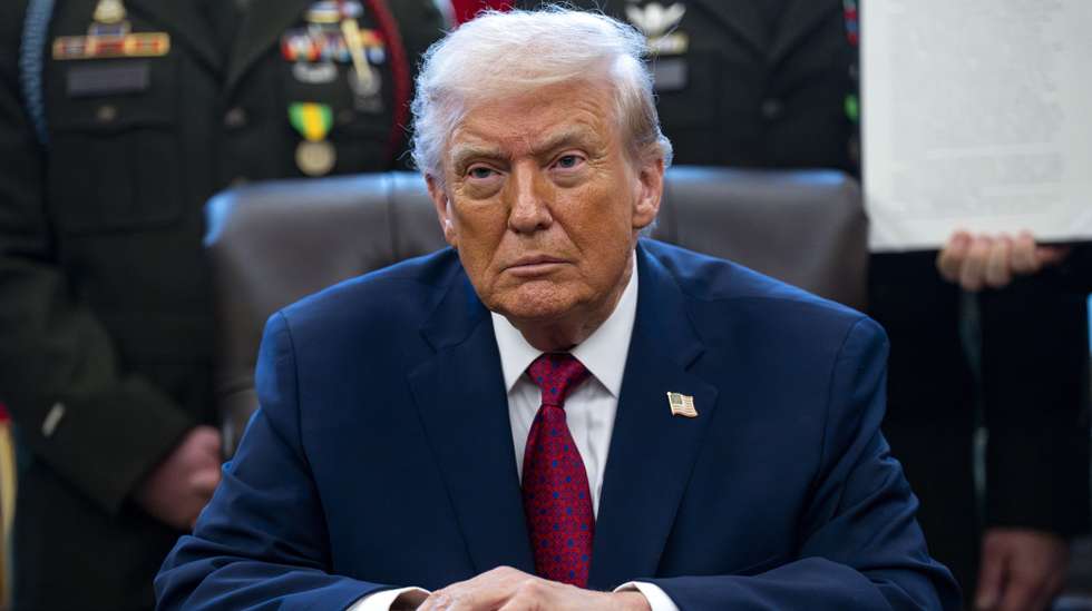 epa12595121 US President Donald Trump looks on after signing an executive order designating fentanyl as a weapon of mass destruction in the Oval Office of the White House in Washington, DC, USA, 15 December 2025. Trump also announced the success of his border policies before a Mexican Border Defense Medal Presentation.  EPA/BONNIE CASH / POOL