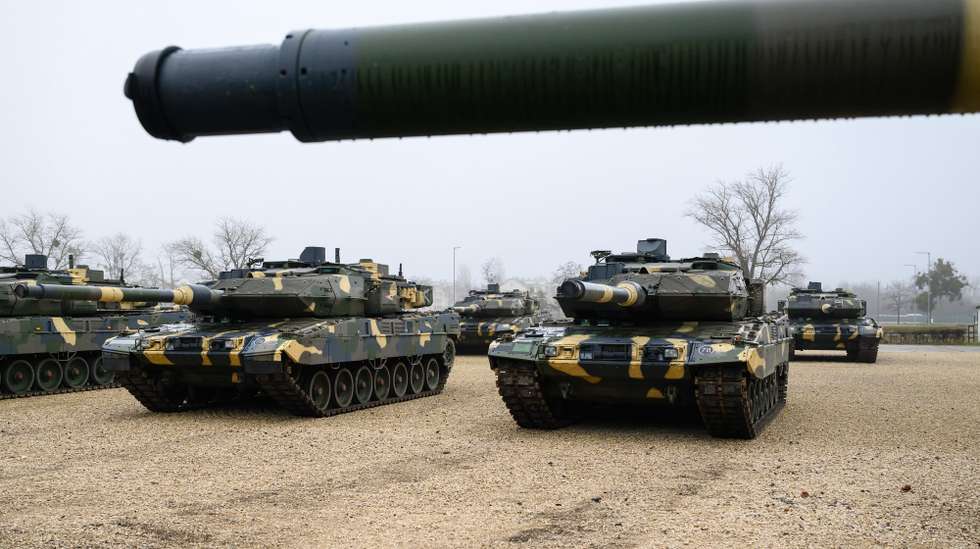 epa12587500 Leopard 2 A7HU tanks are lined up at a ceremony marking the delivery of the 44th Leopard 2 A7HU, which completes the main battle tank battalion of the Hungarian Defense Forces, at the Klapka Gyorgy Armoured Brigade base in Tata, northern Hungary, 12 December 2025.  EPA/Tamas Vasvari HUNGARY OUT