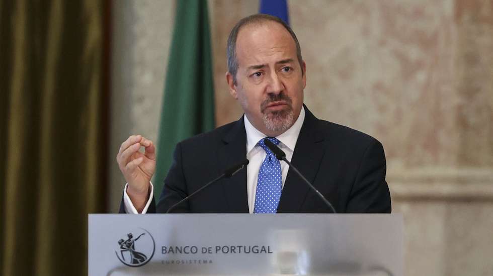 O governador do Banco de Portugal, Álvaro dos Santos Pereira, durante a conferência de imprensa de apresentação do Boletim Económico de dezembro 2025, no Museu do Dinheiro, em Lisboa, 19 de dezembro de 2025. JOÃO RELVAS/LUSA