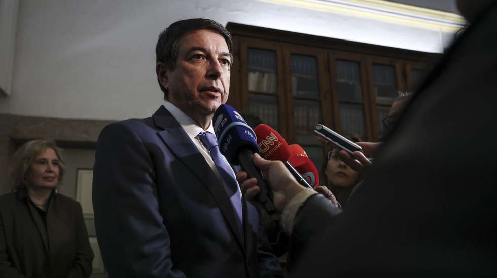 O diretor executivo do Serviço Nacional de Saúde (SNS), Álvaro Almeida, fala aos jornalistas após uma visita ao Hospital do Espírito Santo de Évora, onde acompanhou a ministra da Saúde, Ana Paula Martins, (ausente na imagem), no âmbito da preparação do Serviço Nacional de Saúde (SNS) para o período de inverno, Évora, 18 de novembro de 2025. A ministra prossegue um périplo pelas Unidades Locais de Saúde (ULS) de todo o país para conhecer a resposta das unidades de saúde aos desafios da época. Évora, 18 de novembro de 2025. NUNO VEIGA/LUSA