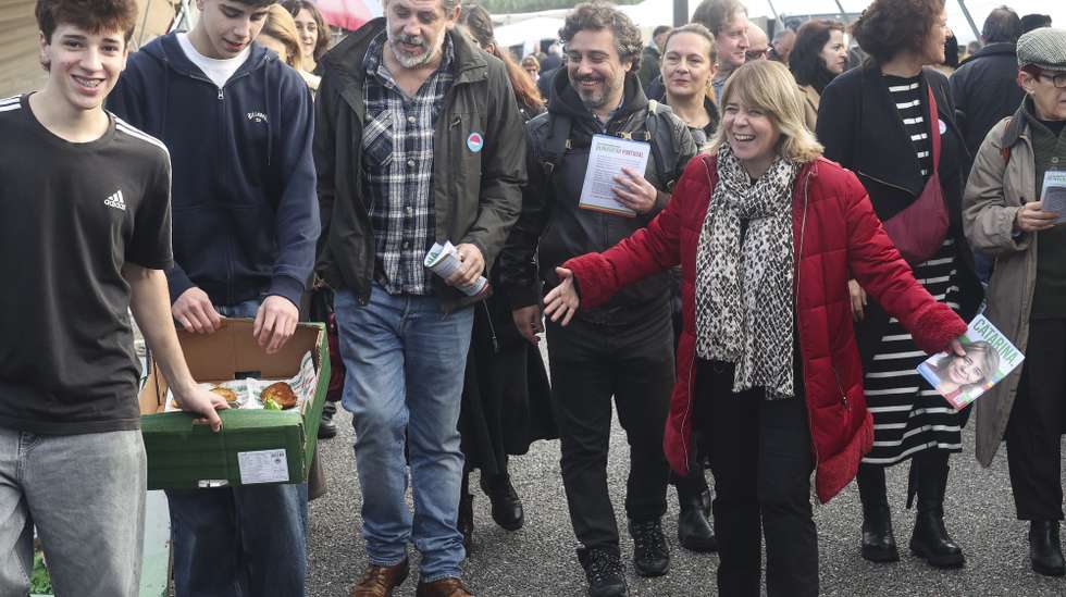 A candidata à presidência da República, Catarina Martins (C-D), durante uma ação de campanha eleitoral na Feira dos 23, em Coimbra, 20 de dezembro de 2025. PAULO NOVAIS/LUSA