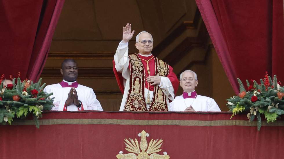 epa12611825 Pope Leo XIV during the Urbi et Orbi Christmas Day message from the central balcony of St. Peter's Basilica in Vatican City, 25 December 2025.  EPA/FABIO FRUSTACI
