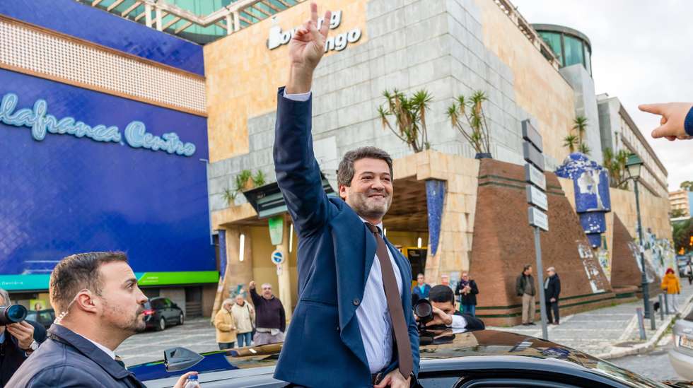 O candidato à presidência da República André Ventura contacta com população numa ação de companha, em Vila Franca de Xira, 26 de dezembro de 2025. JOSÉ SENA GOULÃO/LUSA