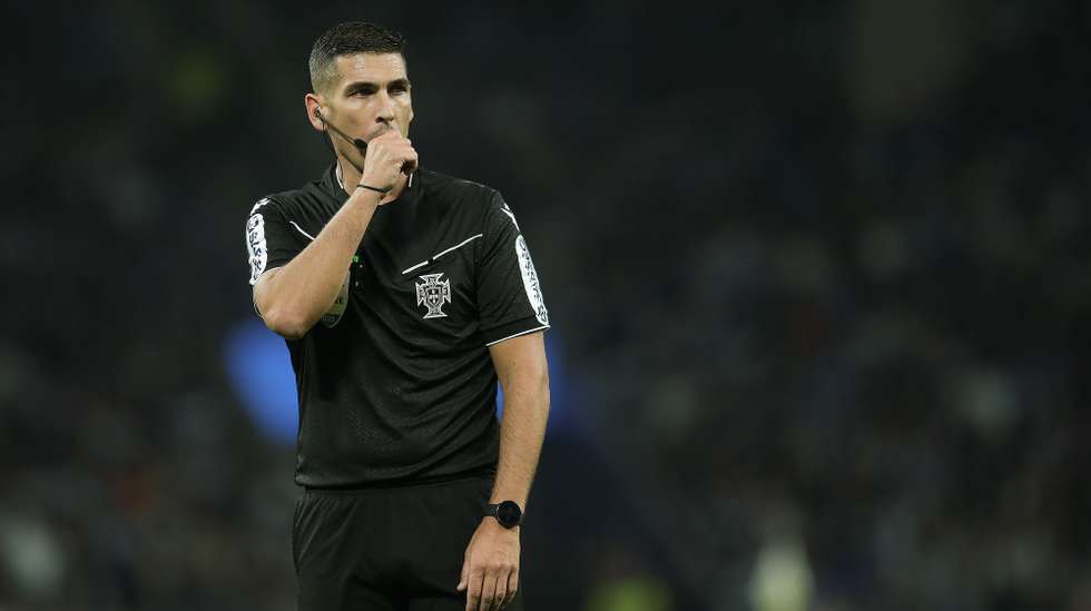 Referee Fabio Verissimo (R) during the Portuguese First League soccer match between FC Porto and Sporting de Braga held at Dragao stadium, in Porto, Portugal, 02 November 2025. MANUEL FERNANDO ARAUJO/LUSA