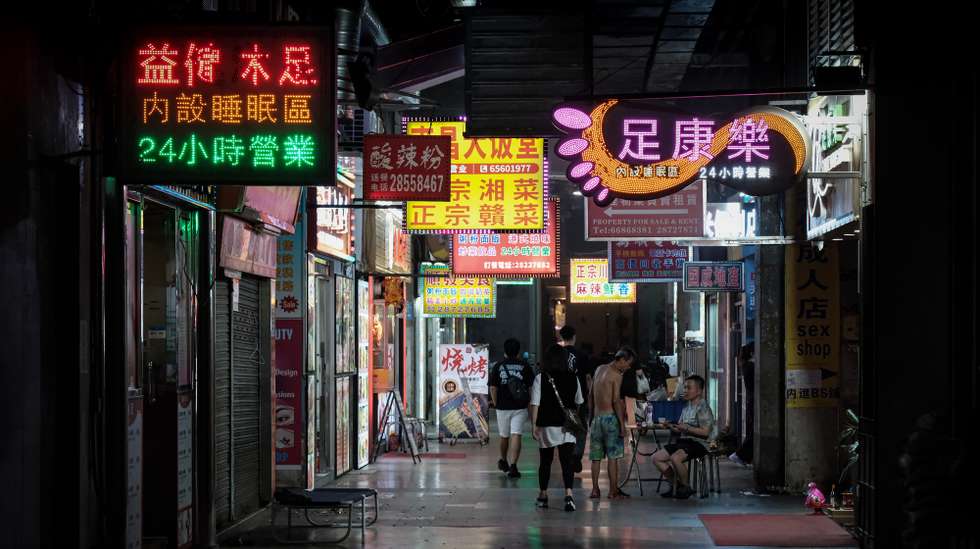 As ruas do NAPE e do ZAPE estão com poucos residentes e turistas a circularem à noite, Macau, 2 de outubro de 2025. O fim dos casinos-satélite vai trazer problemas para o comércio em geral e para as lojas de penhores, em Macau. (ACOMPANHA TEXTO DA LUSA DE 05-10-2025) GONÇALO LOBO PINHEIRO/LUSA