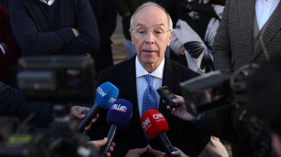 O candidato à Presidência da República, Luís Marques Mendes, fala aos jornalistas, durante a visita a Castelo de Vide, 29 de dezembro de 2025. NUNO VEIGA/LUSA