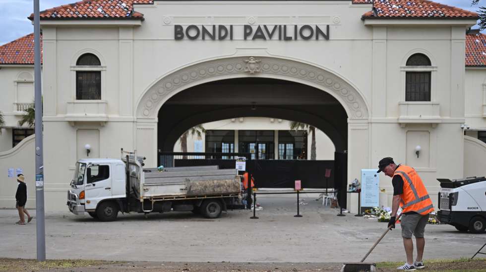 epaselect epa12608129 Waverley Council staff clean up the flower tribute site outside the Bondi Pavilion following last week's shooting at Bondi Beach in Sydney, Australia, 22 December 2025. The Australian and New South Wales governments declared 21 December 2025, as a National Day of Reflection, in solidarity with the Jewish community and to honor the victims of the terrorist attack at Bondi Beach that occurred on 14 December.  EPA/DEAN LEWINS NO ARCHIVING AUSTRALIA AND NEW ZEALAND OUT