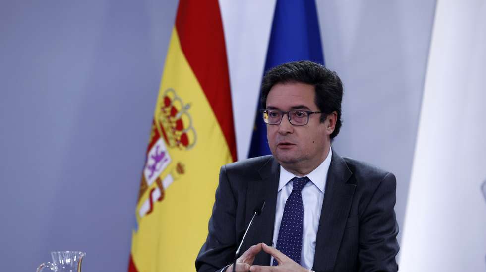epa12564388 Minister of Digital Transformation and Civil Service of Spain Oscar Lopez Agueda attends a press conference after the Cabinet Meeting held at Moncloa Palace in Madrid, Spain, 02 December 2025.  EPA/JAVIER LIZON