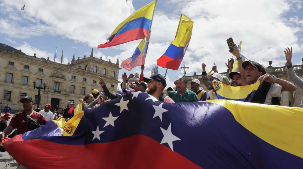 epa12624018 Venezuelans celebrate on Plaza de Bolivar in Bogota, Colombia, following US military actions in Venezuela, 03 January 2026. President Trump announced that US forces have successfully captured Venezuelan President Nicolas Maduro and his wife during a series of large-scale strikes on Caracas on 03 January 2026.  EPA/Carlos Ortega