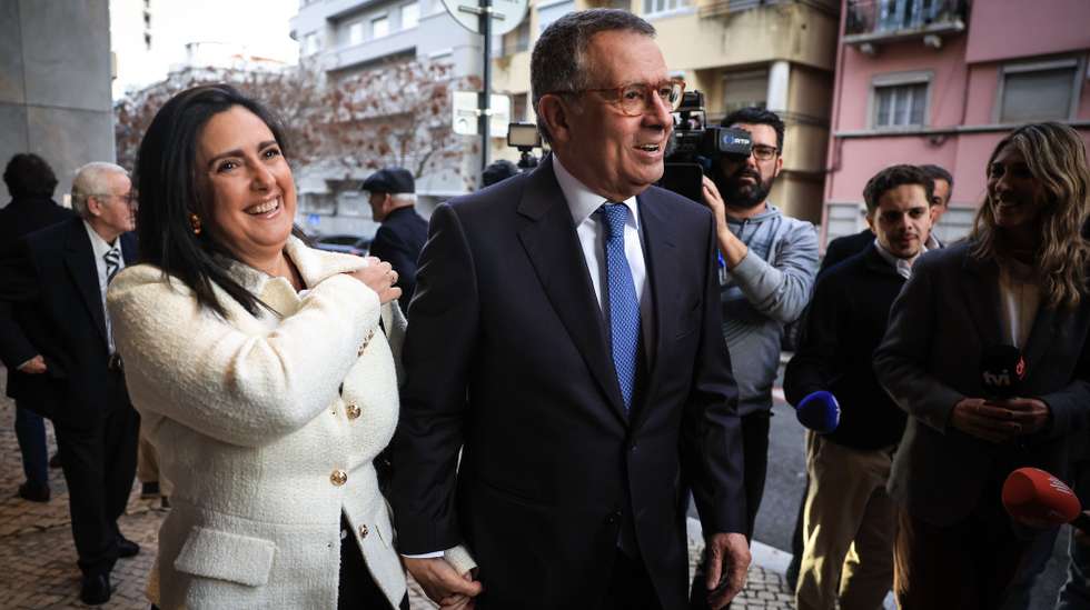 O candidato às eleições presidenciais, António José Seguro (D), acompanhado pela mulher Margarida Maldonado Freitas durante a apresentação da Comissão de Honra e dos Mandatários nacionais, em Lisboa, 04 de janeiro de 2026. JOSÉ  COELHO/LUSA