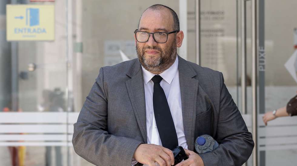 O antigo deputado do Chega, eleito pelos Açores à Assembleia da República, Miguel Arruda, à saída do Tribunal Central de Instrução Criminal de Lisboa, onde foi interrogado esta manhã, no Campus de Justiça, em Lisboa, 03 de julho de 2025. ANTÓNIO PEDRO SANTOS/LUSA