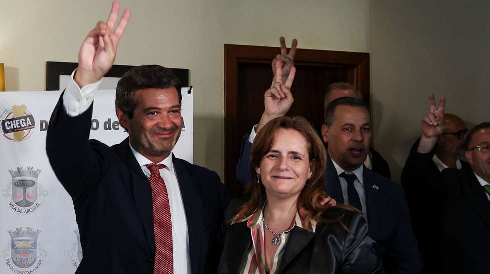 O presidente do Chega, André Ventura, com a candidata à câmara municipal de Coimbra, Maria Lencastre Portugal, durante a sessão de apresentação dos candidatos autárquicos do partido ao distrito de Coimbra, Coimbra, 7 de julho de 2025. PAULO NOVAIS/LUSA