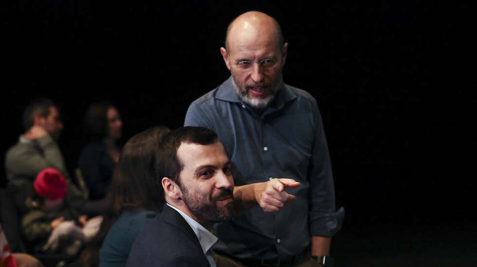 O candidato à Presidência da República Jorge Pinto (E) e o co-porta voz do Livre, Rui Tavares (D), durante um comício de campanha, em Coimbra, 11 de janeiro de 2026. Os portugueses elegem o novo Presidente da República em 18 de janeiro. PAULO NOVAIS/LUSA