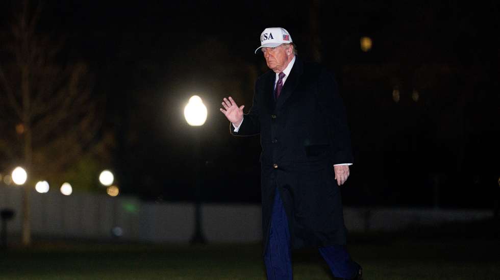 epa12643869 US President Donald Trump walks on the South Lawn of the White House after arriving on Marine One in Washington, DC, USA, 11 January 2026.  EPA/AARON SCHWARTZ / POOL