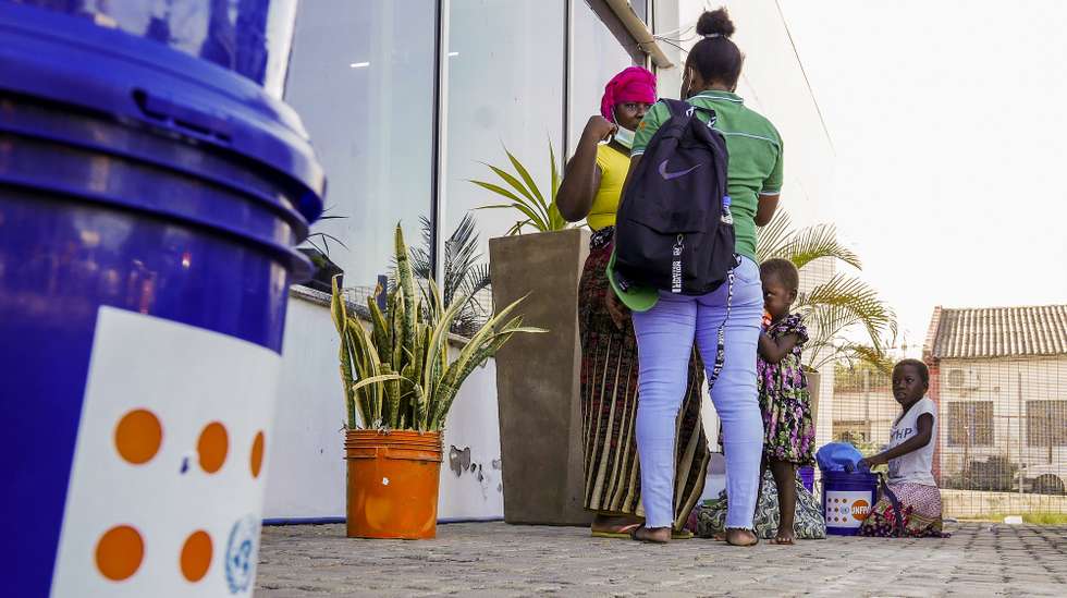 Uma semana depois do ataque, deslocados de Palma, norte de Moçambique, continuam a chegar ao aeroporto de Pemba em voos humanitários, onde são recebidos por organizações de socorro, Pemba, Moçambique, 31 de março de 2021. Mulheres e crianças estão entre os mais vulneráveis. As Nações Unidas já registaram mais de 5.300 deslocados a chegar a locais fora da zona de conflito, tais como Nangade, Mueda, Montepuez, além de Pemba. LUIS FONSECA/LUSA