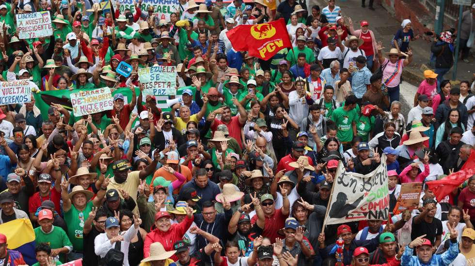 epa12654446 People demonstrate in Caracas, Venezuela, 16 January 2026, to demand the release of Venezuelan President Nicolas Maduro and his wife, Cilia Flores, after they were captured and detained in the United States during military operation.  EPA/MIGUEL GUTIERREZ