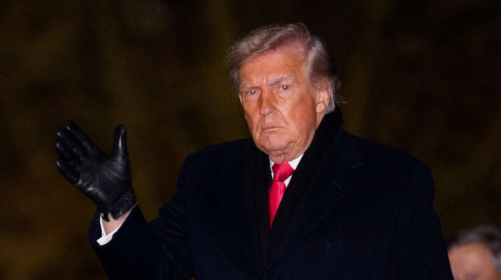 epa12663009 United States President Donald Trump waves as he arrives at the White House in Washington, DC, USA, 20 January 2026.  EPA/Aaron Schwartz / POOL
