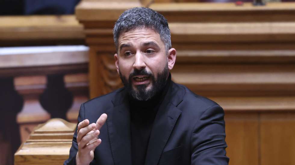 O deputadol do Bloco de Esquerda (BE), Fabian Figueiredo, intervém na sessão plenária com a presença do Primeiro-Ministro, na Assembleia da República, em Lisboa, 21 de janeiro de 2026. ANTÓNIO COTRIM/LUSA