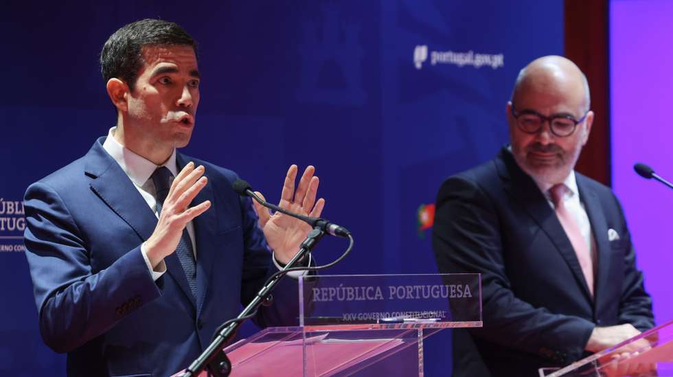 O ministro da Presidência, António Leitão Amaro (E), acompanhado pelo ministro das Infraestruturas e Habitação, Miguel Pinto Luz (D), na conferência de imprensa após a Reunião do Conselho de Ministros, esta tarde na Culturgest, em Lisboa, 22 de janeiro de 2025. MIGUEL A. LOPES/LUSA