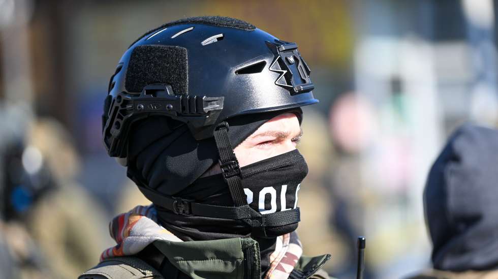 epa12678597 A federal officer stands guard during confrontations after ICE fatally shot a man several times while they were trying to detain him in Minneapolis, Minnesota, USA, 24 January 2026. Tensions rose in the city after federal agents fatally shot a 37-year-old resident. Local leaders condemned the shooting and called for the withdrawal of federal forces, while the Department of Homeland Security maintained that agents acted in self-defense during a struggle with an armed individual.  EPA/CRAIG LASSIG