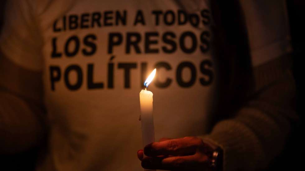 epa12676368 People participate in a vigil outside the Rodeo I prison in Zamora, Miranda state, Venezuela, 23 January 2026. Approximately 80 families have been spending the night outside the El Rodeo I prison since 08 January, when authorities announced prisoner releases in Venezuela. 23 January marks their sixteenth night of vigil, during which they have demanded the release of their relatives who are political prisoners.  EPA/Ronald Pena R