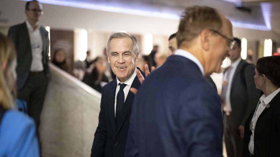 epa12664864 Mark Carney (L), Prime Minister of Canada speaks to Laurence Fink (R), Co-Chair of the WEF, in the corridors during the 56th annual meeting of the World Economic Forum (WEF) in Davos, Switzerland, 20 January 2026. The 2026 summit, running from 19 to 23 January and held under the theme 'A Spirit of Dialogue,' brings together global political leaders, corporate executives, and scientists to address international challenges.  EPA/GIAN EHRENZELLER