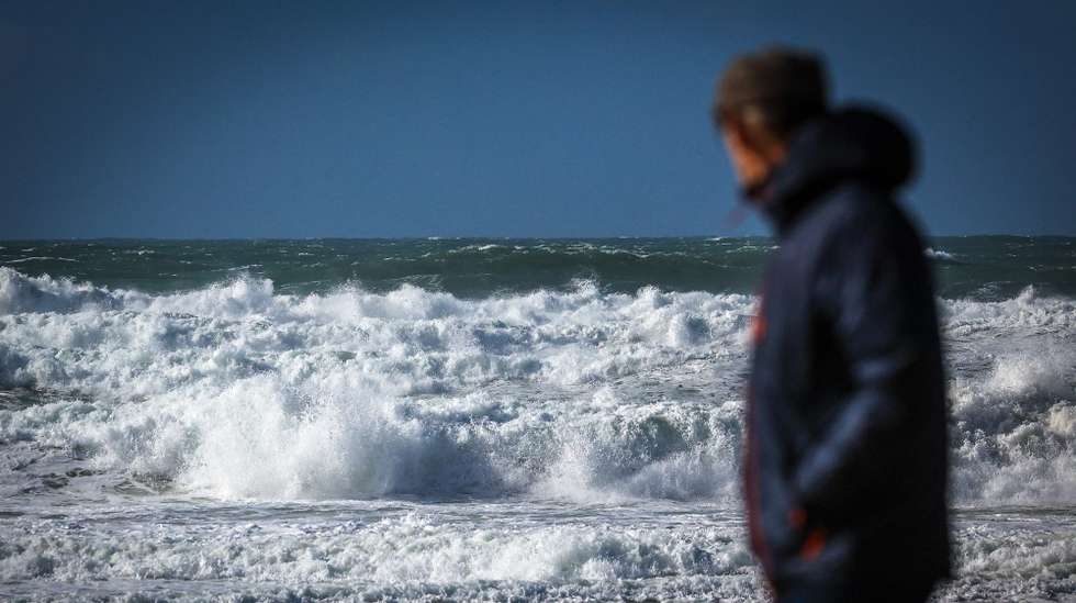 Ondulação na praia da Costa de Caparica, 27 de janeiro de 2026. O Instituto Português do Mar e da Atmosfera (IPMA) agravou entretanto para vermelho os avisos devido à agitação marítima e para laranja devido à queda de neve. Todos os distritos de Portugal continental estão sob aviso amarelo por causa do vento forte com rajadas até 80 quilómetros por hora, sendo até 100 nas terras altas, até às 15h de terça-feira, 27, e entre as 3h e as 9h de quarta-feira, 28. JOSÉ COELHO/LUSA