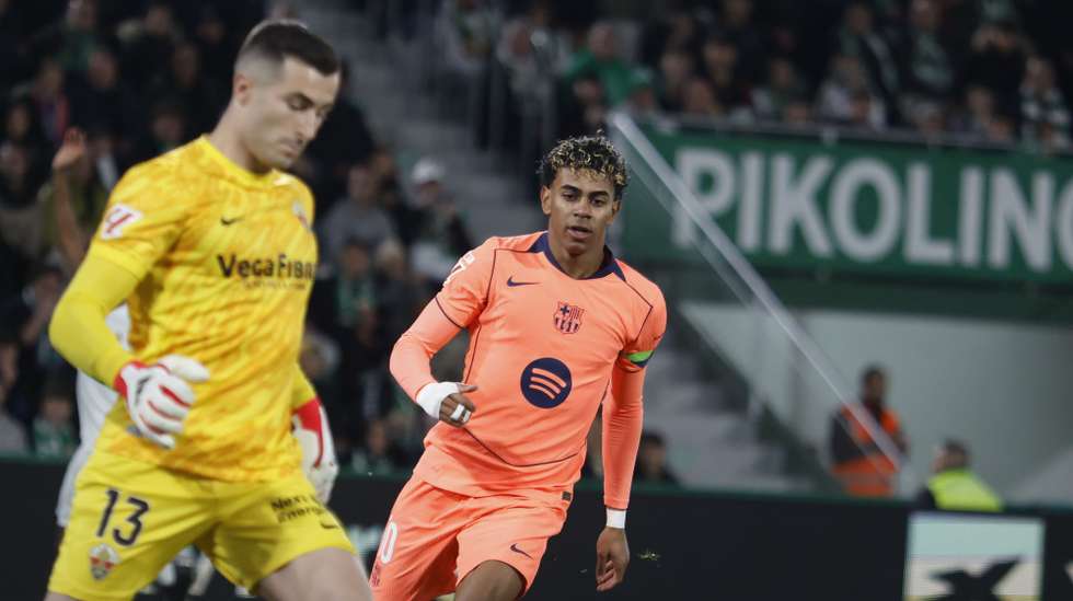 epa12695775 FC Barcelona's Lamine Yamal (R) and Elche's goalkeeper Inaki Pena in action during a Spanish LaLiga soccer match between Elche and FC Barcelona in Elche, Spain, 31 January 2026.  EPA/Pablo Miranzo
