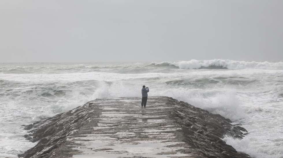 Um homem tira uma selfie no pontão durante grande agitação marítima devido ao vento causado pela depressão Kristin, na Costa da Caparica, em Almada, 30 de janeiro de 2026. Portugal continental está a ser afetado pelos efeitos da passagem da depressão Kristin, com chuva, vento, neve e agitação marítima, tendo sido emitidos vários avisos pelo Instituto Português do Mar e da Atmosfera (IPMA).  CARLOS M. ALMEIDA/LUSA