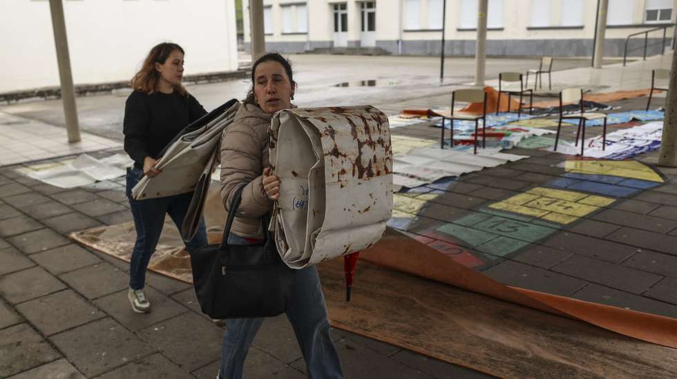 Uma popular recolhe lonas no centro de recolha e distribuição de alimentos e materiais instalado na escola Maquês de Pombal em Pombal, 2 de fevereiro de 2026. A passagem da depressão Kristin por Portugal continental, na quarta-feira, dia 28 de janeiro, deixou um rasto de destruição, causando pelo menos cinco mortos, segundo a Proteção Civil, vários feridos e desalojados. MIGUEL A. LOPES/LUSA