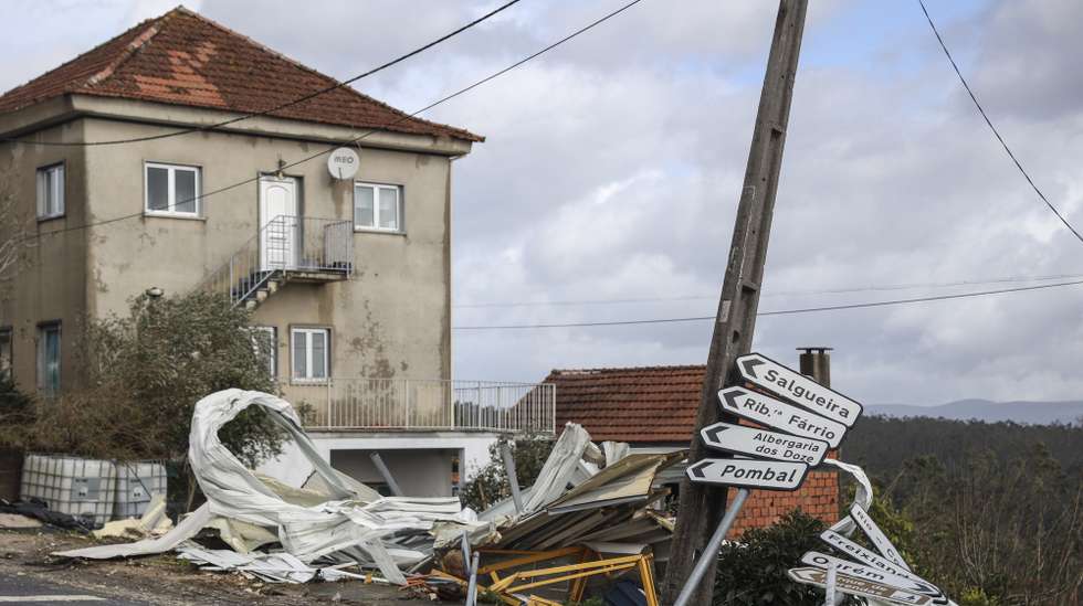 Paragem de autocarro e placas informativas destruidas no Casal dos Bernardos em Ourém, 2 de fevereiro de 2026. A passagem da depressão Kristin por Portugal continental, na quarta-feira, dia 28 de janeiro, deixou um rasto de destruição, causando pelo menos cinco mortos, segundo a Proteção Civil, vários feridos e desalojados. MIGUEL A. LOPES/LUSA