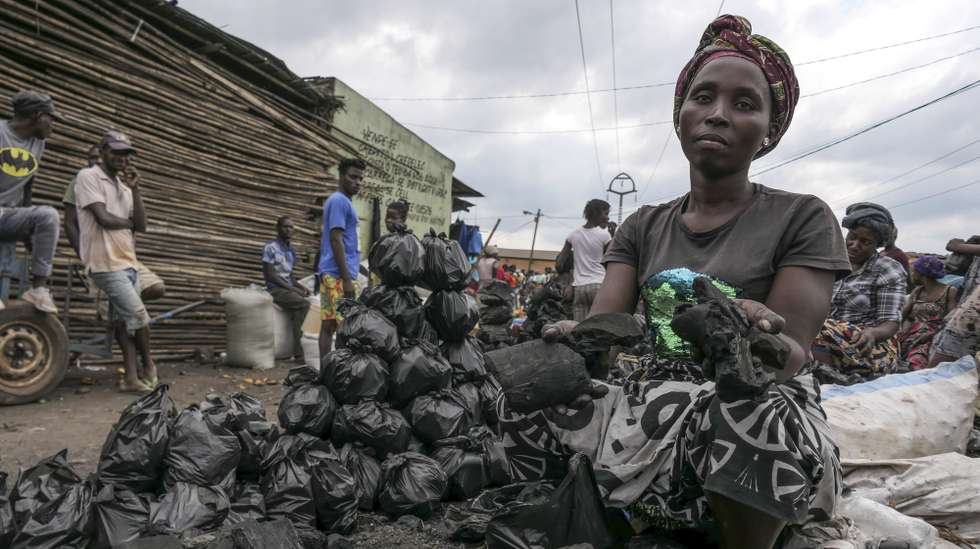 Uma comerciante vende carvão vegetal no Chimoio, Moçambique, 15 de junho de 2022. Há cada vez menos florestas e estão cada vez mais longe, um sinal de que a luta contra as alterações climáticas é ainda mais difícil numa África onde a sobrevivência diária é mais importante que salvar o futuro da terra. (ACOMPANHA TEXTO DA LUSA DO DIA 19 DE JUNHO DE 2022). ANDRÉ CATUEIRA/LUSA