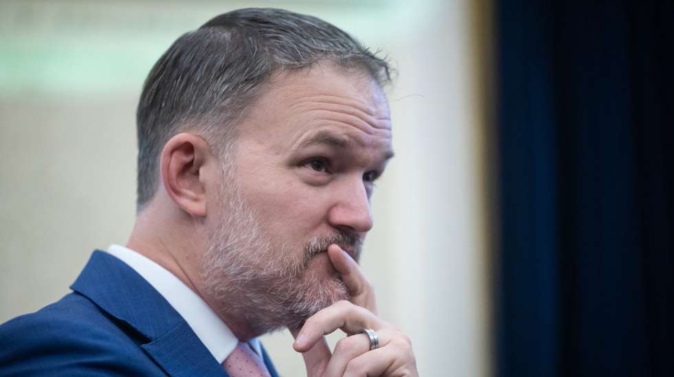 epa12649841 US Trade Representative Jamieson Greer looks on during a signing ceremony in the Oval Office at the White House  in Washington, DC, USA, 14 January 2026. Trump signed a bill allowing schools to serve whole and 2 percent milk.  EPA/FRANCIS CHUNG / POOL