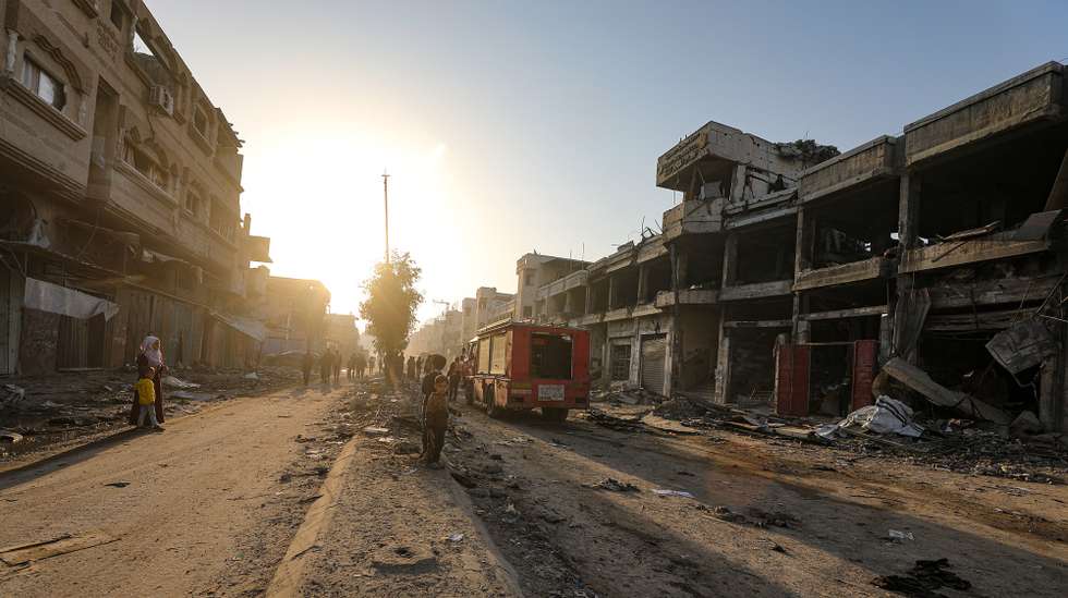 epa12537195 Palestinians inspect the damage at the site of an Israeli airstrike in the Al-Zaytun (Zeitoun) neighborhood of Gaza City, 20 November 2025. The Palestinian Ministry of Health in Gaza reported at least 24 Palestinians were killed following Israeli airstrikes in the north and south of the Gaza Strip.  EPA/MOHAMMED SABER