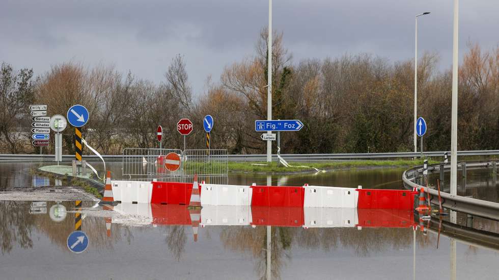 Acesso à autoestrada A14, que está encerrada entre Montemor-o-Velho e a Figueira da Foz, devido à subida da água do Rio Mondego que está a causar inundações no Baixo Mondego, em Montemor-o-Velho, 03 de fevereiro de 2026. A passagem da depressão Kristin pelo território português deixou um rasto de destruição, causou cinco mortos e vários desalojados. PAULO NOVAIS/LUSA
