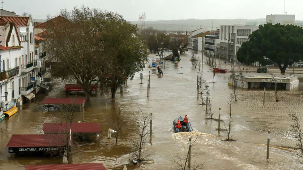 O Rio Sado inundou a zona ribeirinha devido ao mau tempo, em Alcácer do Sal, 05 de fevereiro de 2026. Onze pessoas morreram em Portugal desde a semana passada na sequência da passagem das depressões Kristin e Leonardo, que provocaram também algumas centenas de feridos e desalojados. RUI MINDERICO/LUSA