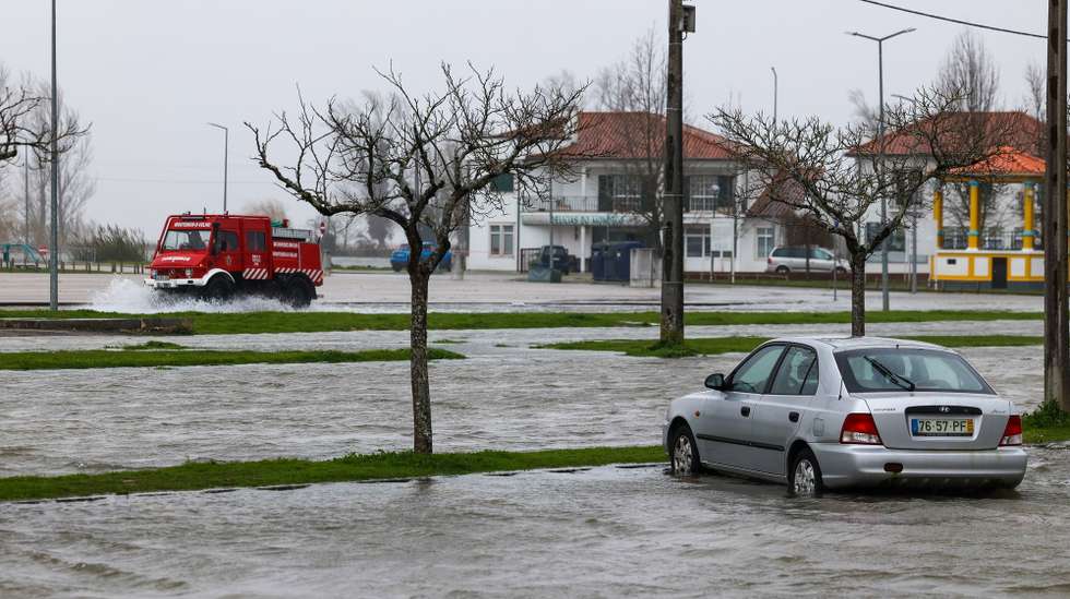Na baixa de Montemor-o-Velho, a subida da água do Rio Mondego está a causar inundações e cortes de estradas no Baixo Mondego, e já isolou a povoação de Ereira, Montemor-o-Velho, 7 de fevereiro de 2026. PAULO NOVAIS/LUSA
