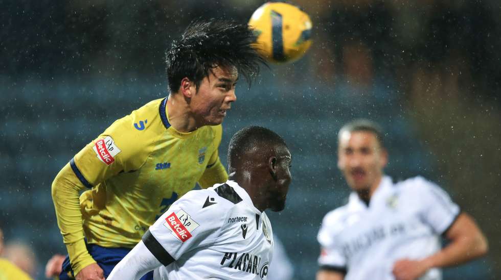 O jogador do Arouca, Fukui (E), disputa a bola com o jogador do Vitória de Guimarães, Beni (D). durante o jogo da I Liga de futebol realizado no Estádio Municipal de Arouca, em Arouca, 7 de fevereiro de 2025.  MANUEL FERNANDO ARAÚJO/LUSA