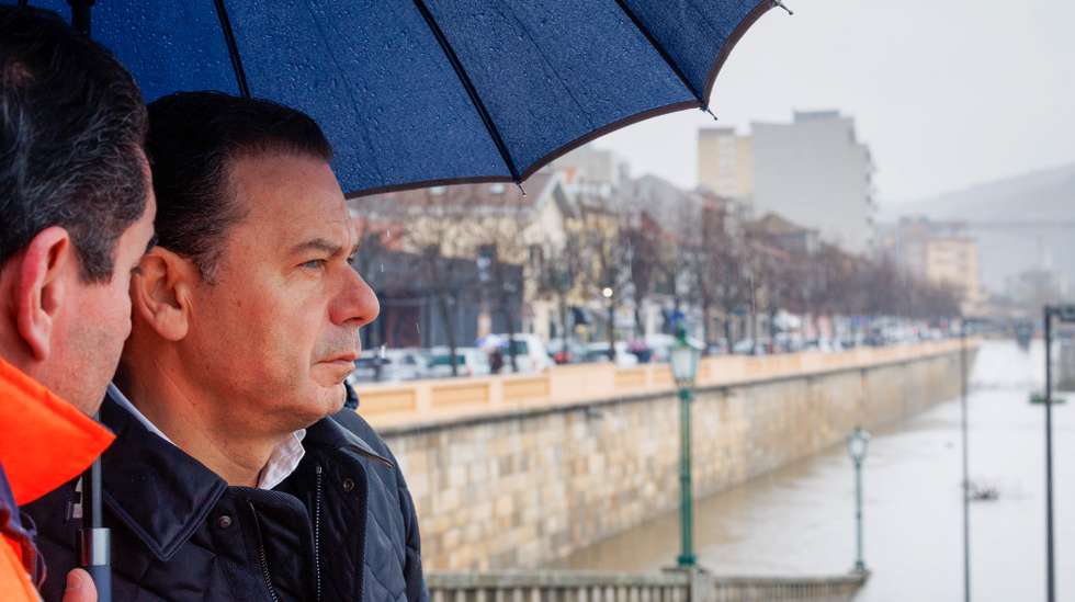 O Primeiro-ministro, Luís Montenegro, visitou o Peso da Régua para apurar da situação da subida do leito do rio Douro, em Peso da Régua, 7 de fevereiro de 2026. PEDRO SARMENTO COSTA/LUSA