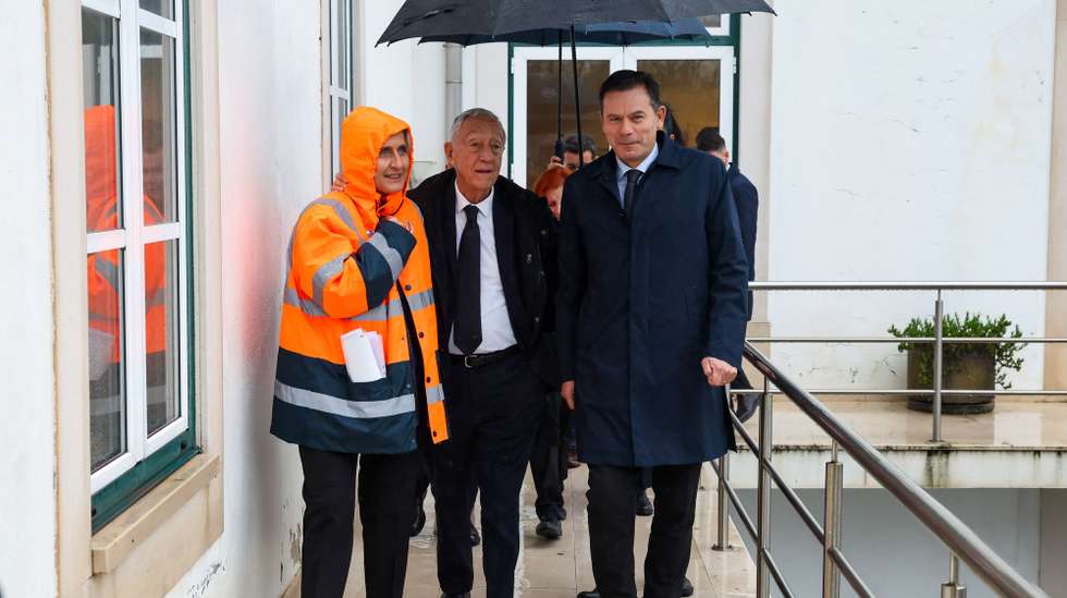 O Presidente da República, Marcelo Rebelo de Sousa (C), acompanhado pelo primeiro-ministro, Luís Montenegro (D), e pela presidente da Câmara Municipal de Coimbra, Ana Abrunhosa (E), à chegada para uma reunião na Agência Portuguesa do Ambiente (APA) para se inteirar da situação do Rio Mondego, em Coimbra, 11 de fevereiro de 2026. PAULO NOVAIS/LUSA