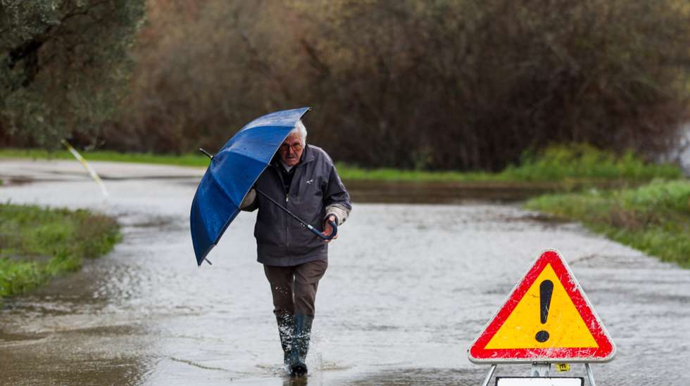 Um estrada submersa em Figueiró do Campo devido à cheia do Rio Mondego, em Soure, distrito de Coimbra,13 de fevereiro de 2026. Dezasseis pessoas morreram em Portugal na sequência da passagem das depressões Kristin, Leonardo e Marta, que provocaram também muitas centenas de feridos e desalojados. PAULO CUNHA/LUSA