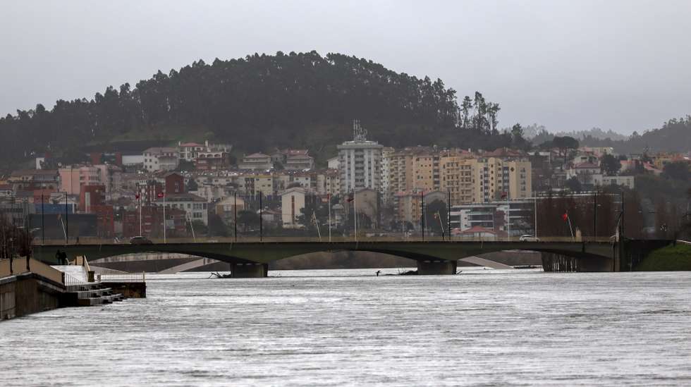 Imagem do Rio Mondego, em Coimbra, 13 de fevereiro de 2026. Na Ponte-Açude, o caudal do Mondego atingiu um máximo de 2.105 m3/s às 16:00 de quarta-feira - sensivelmente duas horas antes de ruir o dique da margem direita do Mondego que levou, depois, à queda de parte do tabuleiro da autoestrada 1 (A1) -, esteve em redor dos 2.000 m3 na madrugada de quinta-feira e tem vindo a baixar consistentemente, situando-se, pelas 10:00, nos 1.646. MIGUEL A. LOPES/LUSA