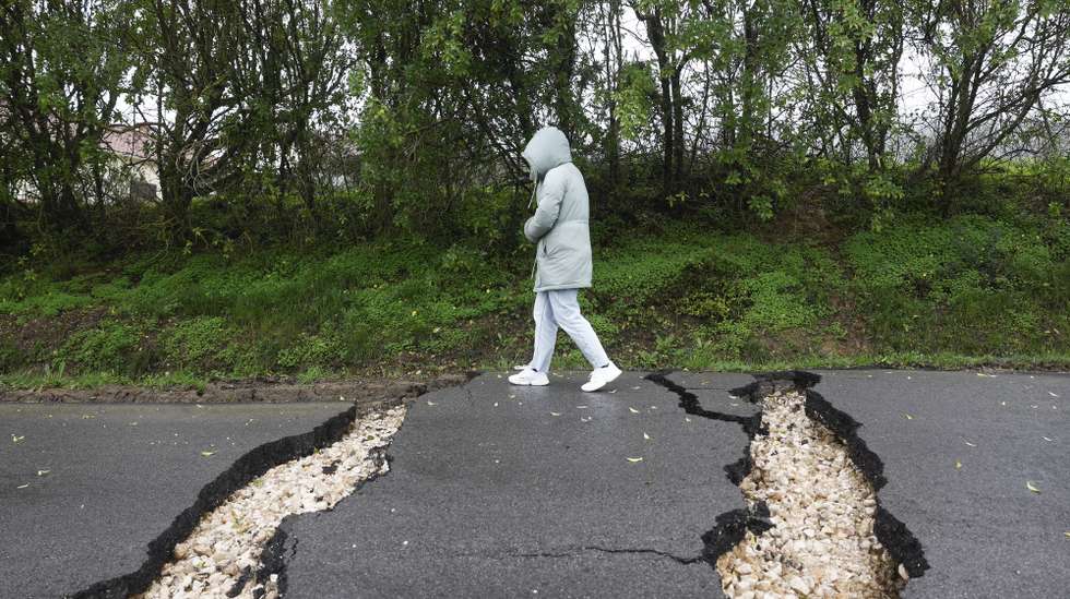 A estrada do Lapão ficou destruída devido ao mau tempo que se faz sentir em Arruda dos Vinhos, Alenquer, 10 de fevereiro de 2026. Quinze pessoas morreram em Portugal desde 28 de janeiro na sequência da passagem das depressões Kristin, Leonardo e Marta, que provocaram também muitas centenas de feridos e desalojados. ANTÓNIO PEDRO SANTOS/LUSA